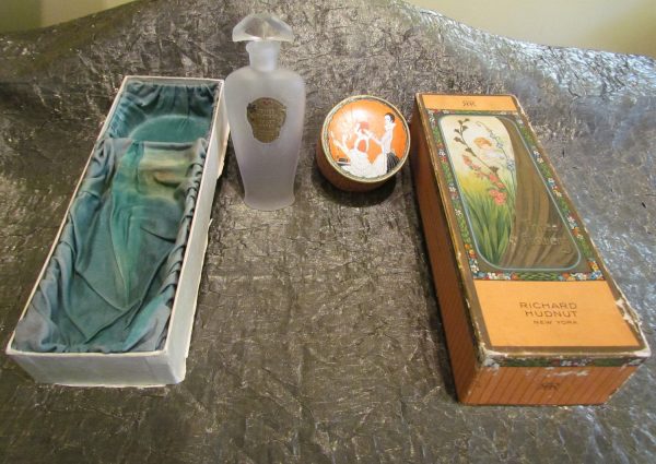 Rare Richard Hudnut Perfume & Powder Box Gift Set 1920 s Perfume Vintage Three Flowers For Sale